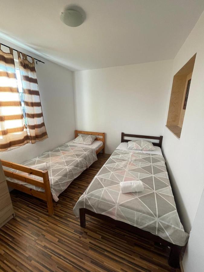 Apartment Ground Floor With Parking Erny Pula Ngoại thất bức ảnh