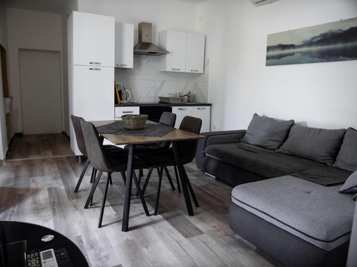 Apartment Ground Floor With Parking Erny Pula Ngoại thất bức ảnh